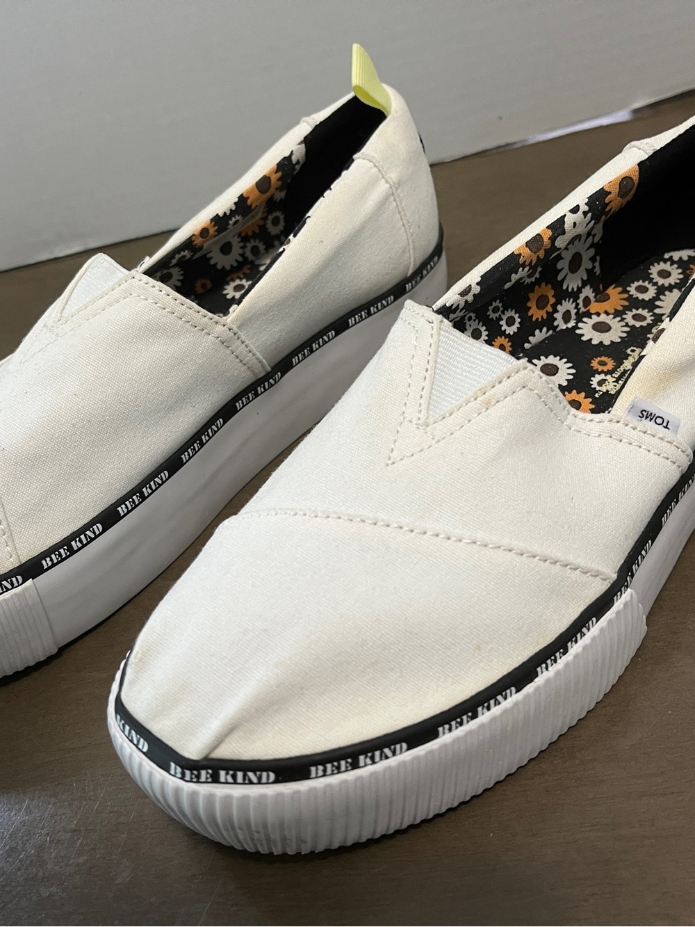 TOMS Women's Cream Canvas Platform Slip-On 'Bee Kind' Shoes Sneaker Size 8